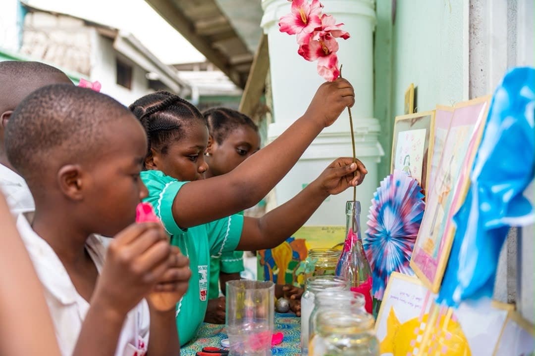 Une élève lors d'un atelier créatif