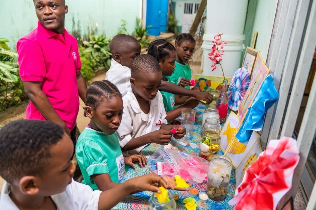 Des élèves lors d'un atelier créatif, encadrés par un enseignant