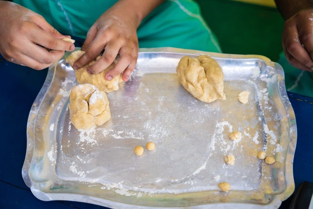 Des élèves préparant de la pâte pendant le club cuisine