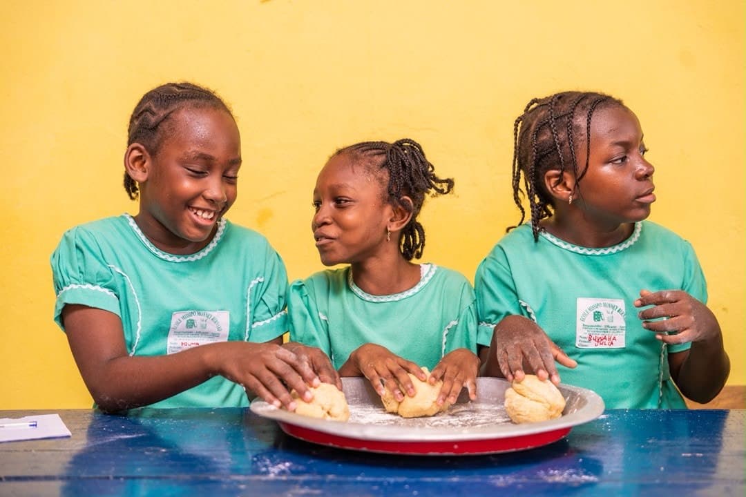 Des élèves façonnant de la pâte pendant le club cuisine