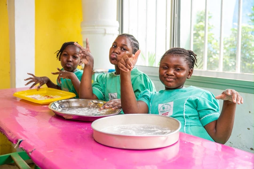 Des élèves souriantes après l'atelier cuisine
