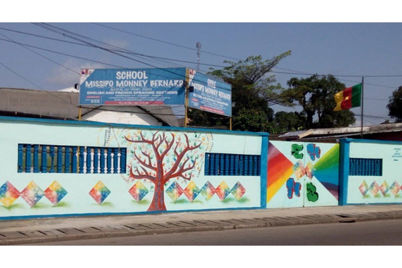 La façade et le portail de l'école