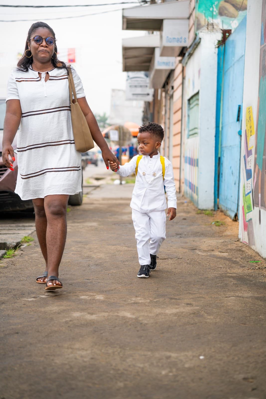 Un parent accompagnant son enfant à une fête de l'école