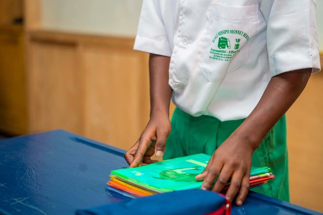 Un élève avec ses fournitures scolaires