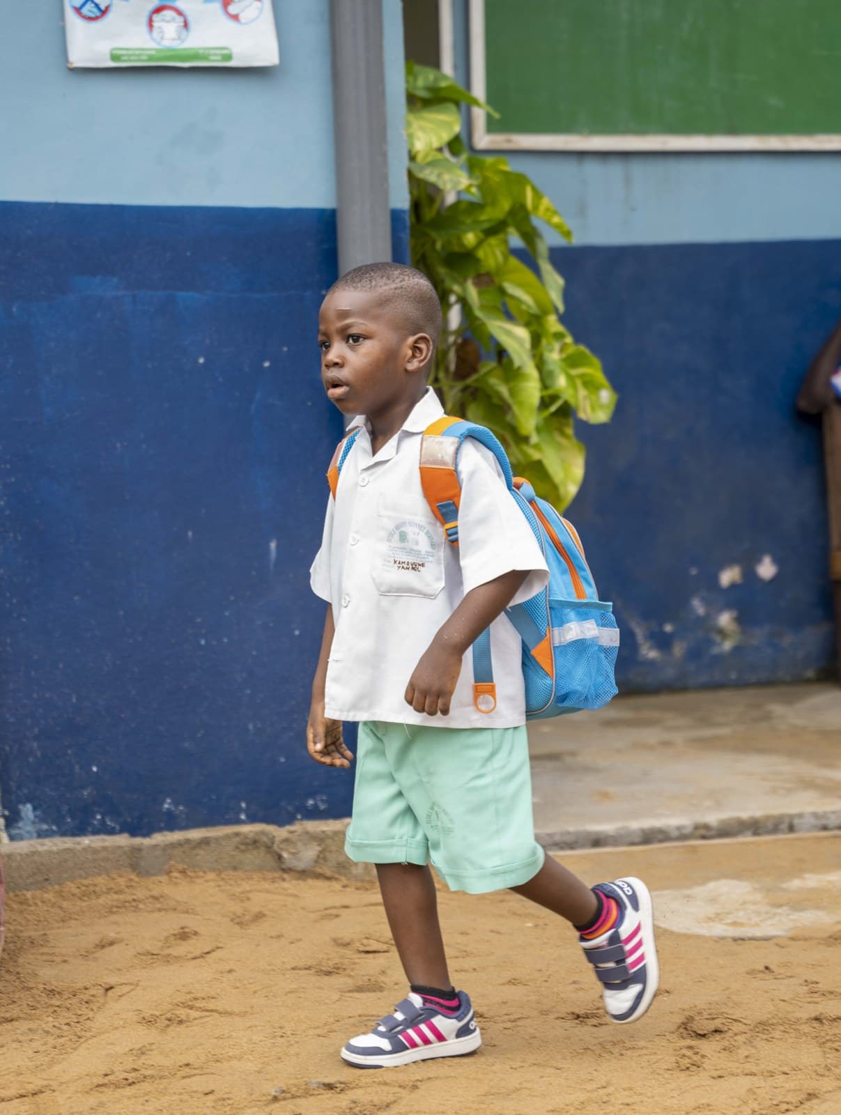 Un élève se rendant à l'école, sac au dos