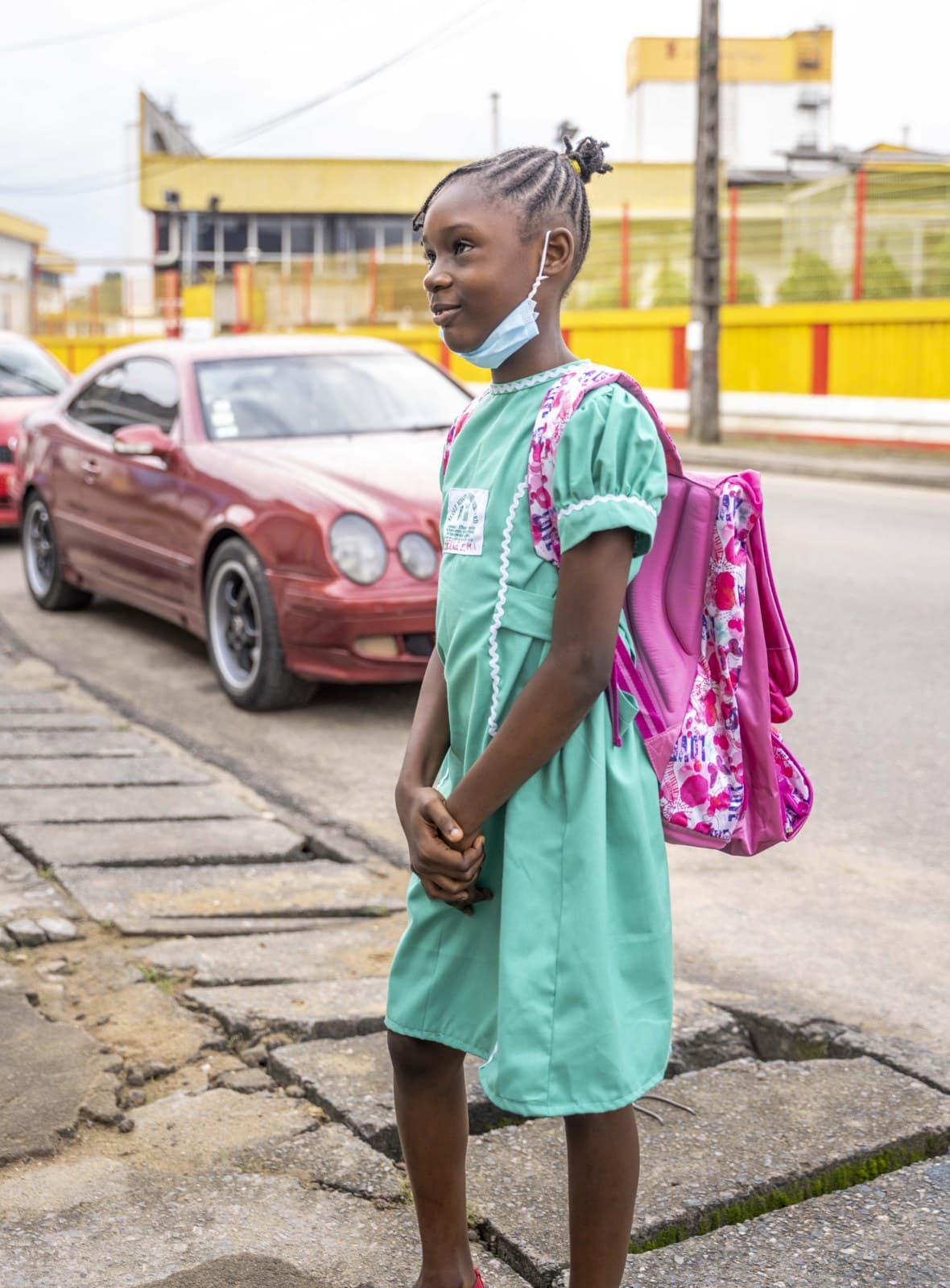 Portrait d'une élève en route vers l'école