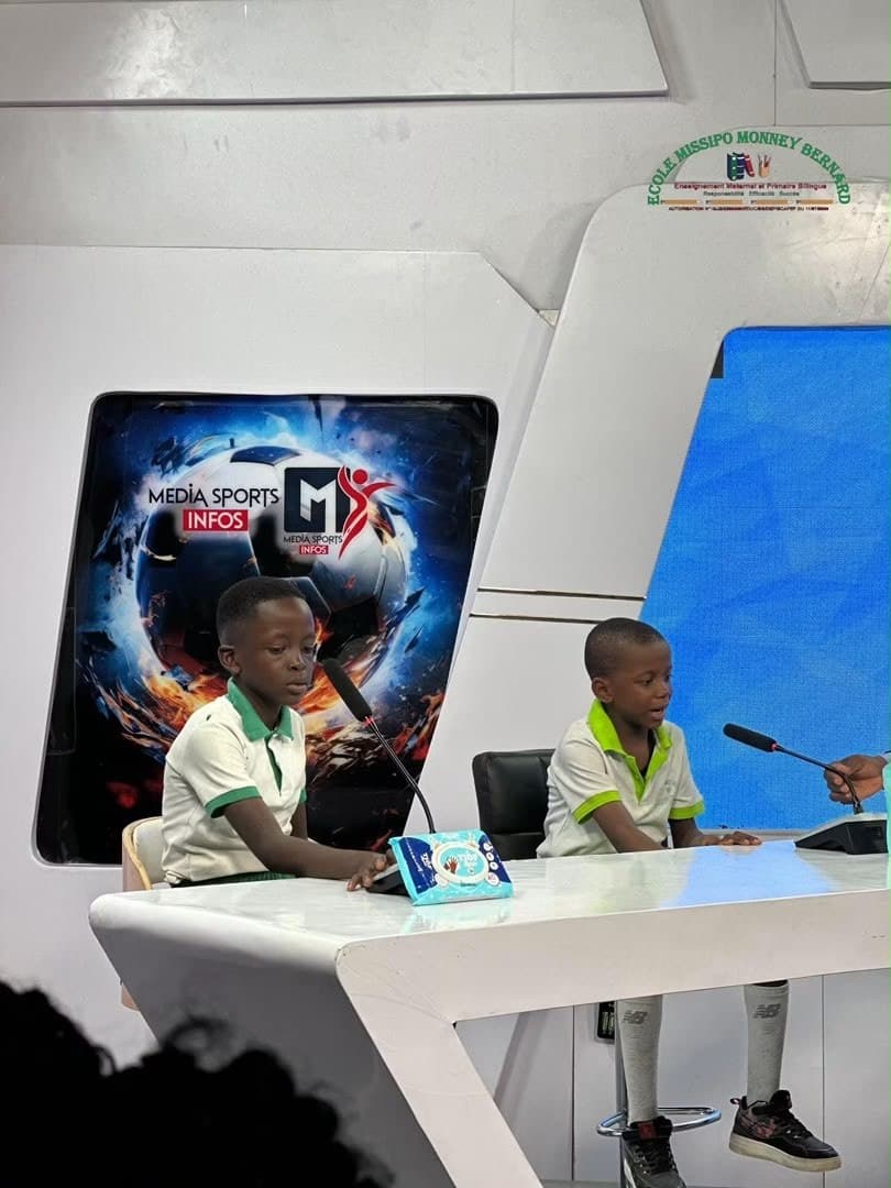 Deux élèves sur le plateau d'un studio de télévision